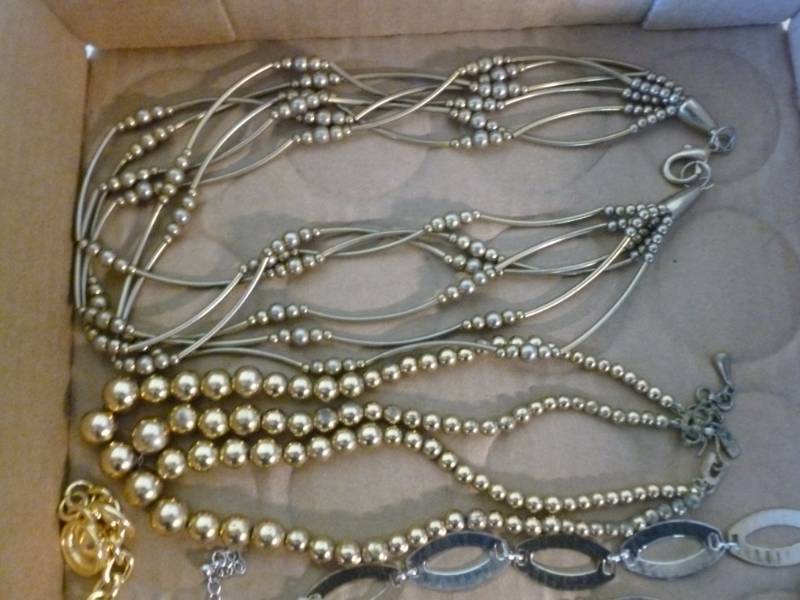 lot 32 image: Jewelry