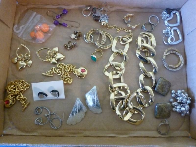 lot 33 image: Jewelry