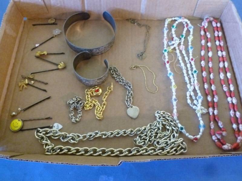 lot 34 image: Jewelry