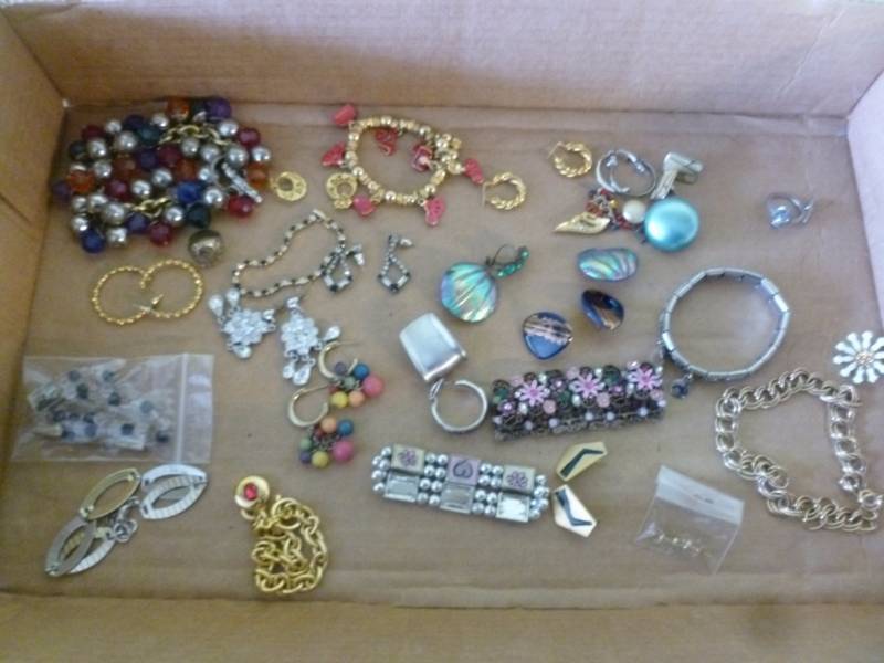 lot 54 image: Jewelry