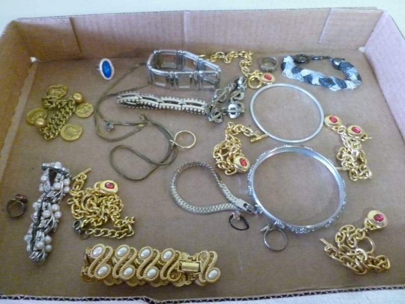 lot 56 image: Jewelry