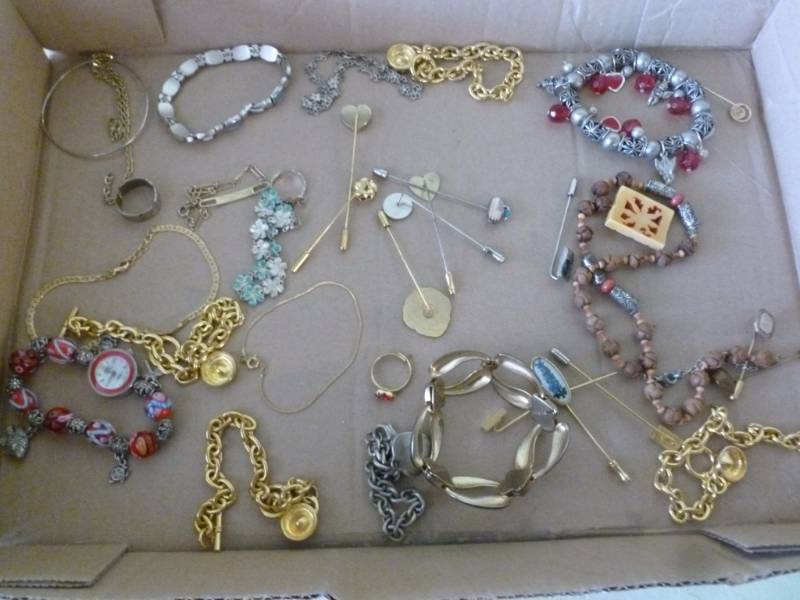 lot 57 image: Jewelry