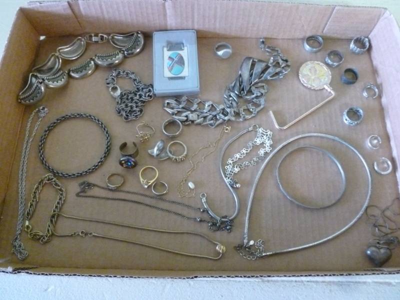 lot 58 image: Jewelry