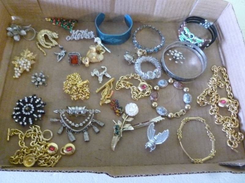 lot 59 image: Jewelry