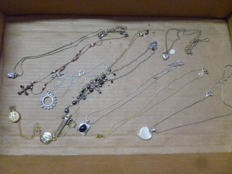 lot 60 image: Jewelry