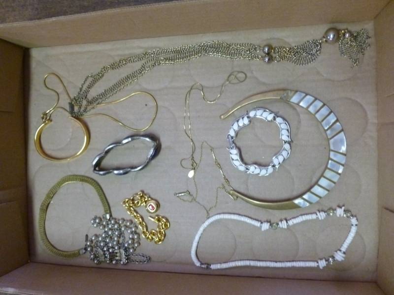 lot 65 image: Jewelry