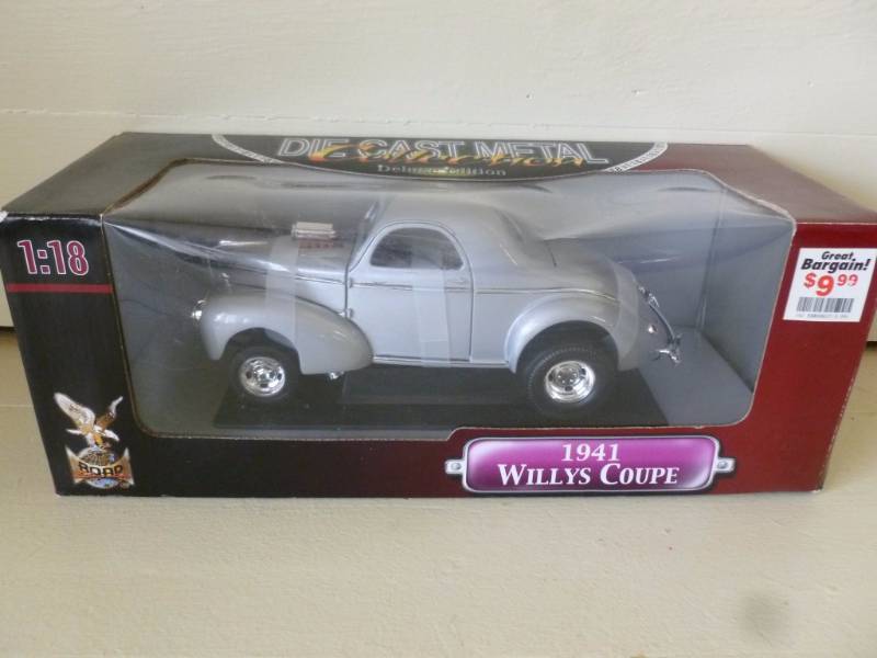 lot 100 image: Die Cast Metal Car