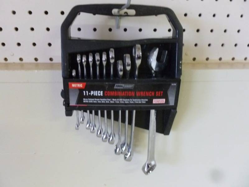 lot 115 image: Tools