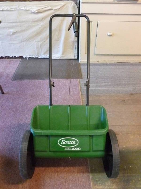 lot 202 image: Fertilizer Spreader