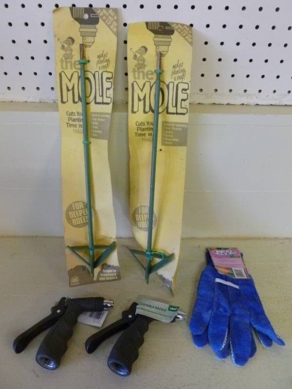 lot 243 image: Lawn And Garden Items