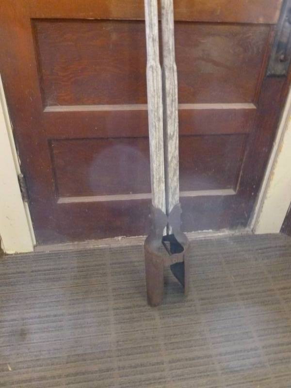 lot 324 image: Post Hole Digger