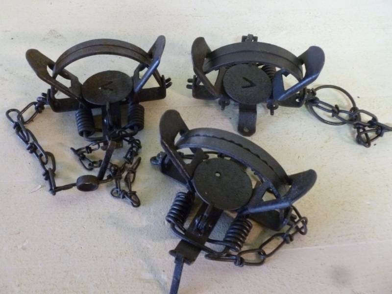 lot 393 image: Vintage Traps