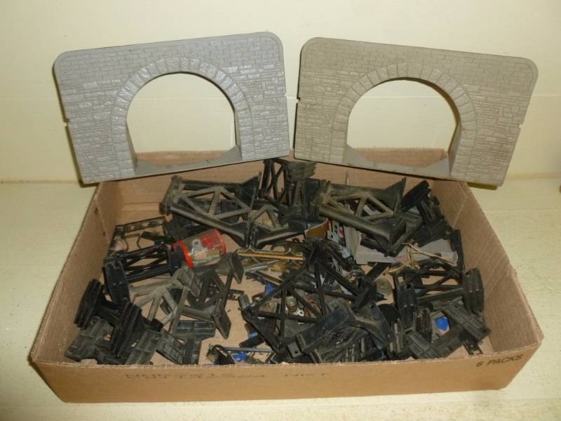 lot 398 image: Vintage Train Set Items
