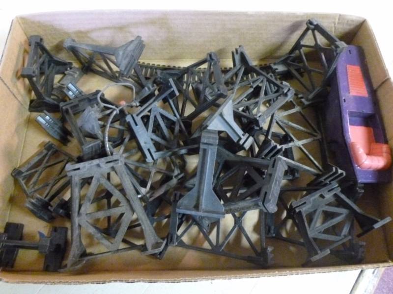 lot 399 image: Vintage Train Set Items