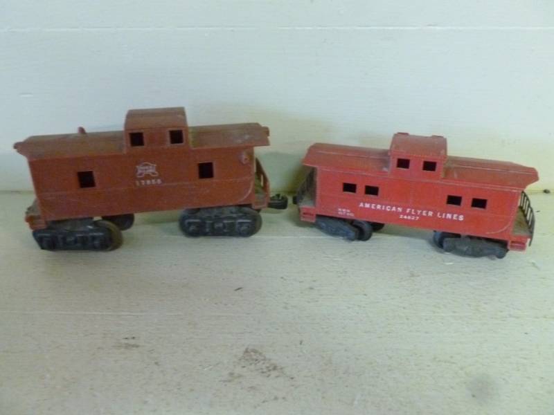 lot 404 image: Vintage 027 Train Cars
