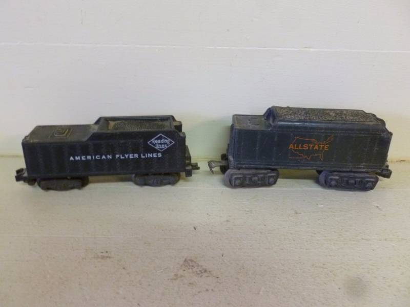 lot 405 image: Vintage 027 Train Cars