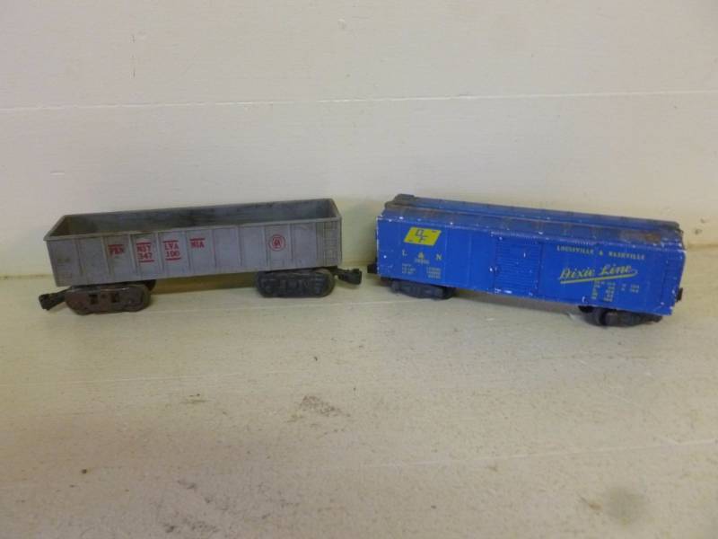 lot 406 image: Vintage 027 Train Cars