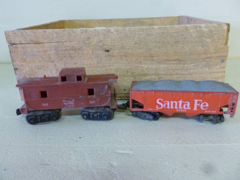 lot 407 image: Vintage 027 Train Cars