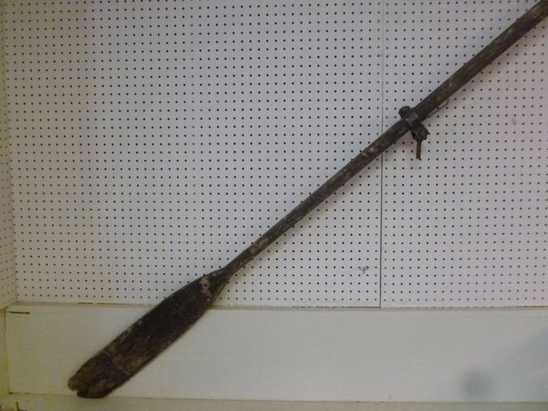 lot 422 image: Wooden Oar