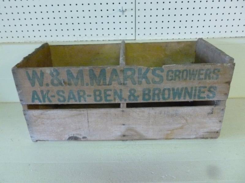 lot 423 image: Vintage Wooden Crate