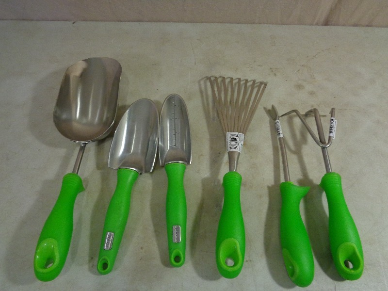lot 32 image: New 6 Piece Garden Set
