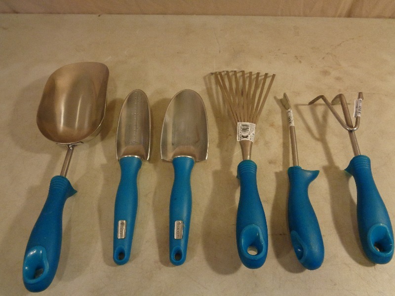 lot 33 image: New 6 Piece Garden Set