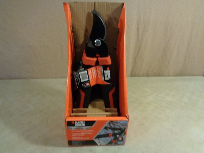 lot 46 image: 4 New Black and Decker Loppers