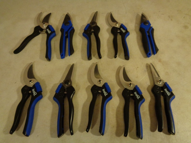 lot 64 image: 10 New Garden Tools