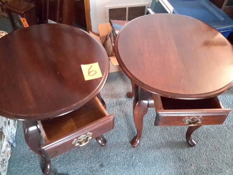 lot 6 image: 2 Queen Ann Style oval end tables