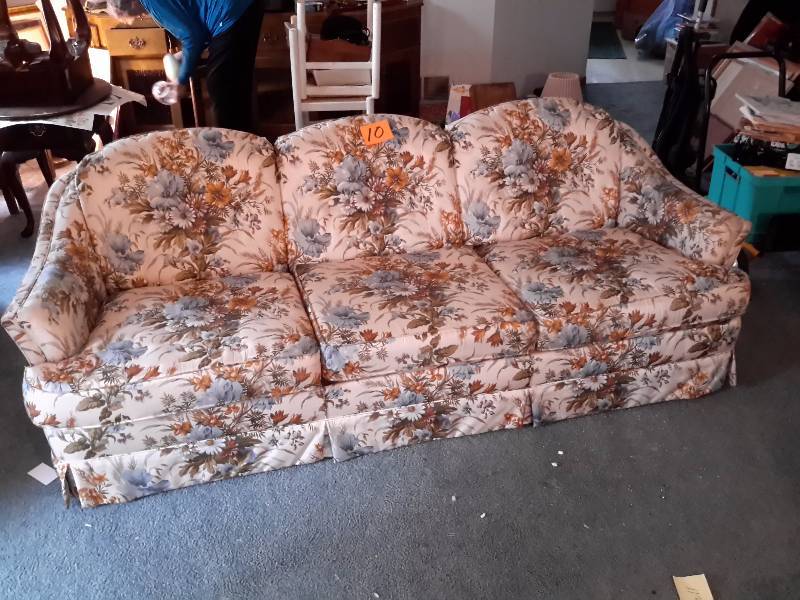 lot 10 image: Very nice Floral Upholstered Sofa