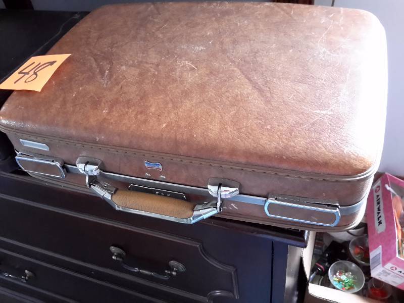 lot 48 image: American Tourister and Heritage Brief Cases