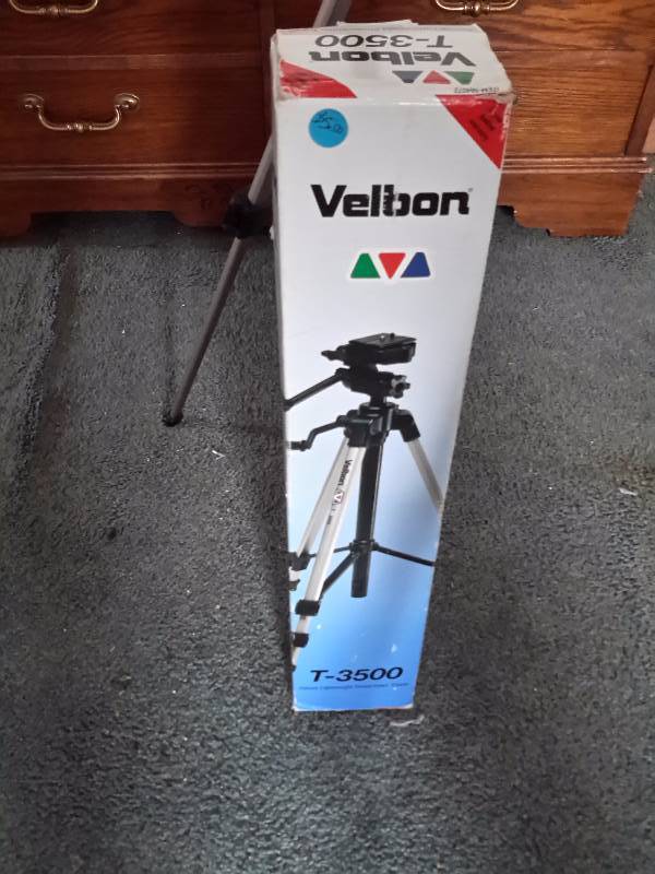 lot 44 image: Velbon T3500 Tripod