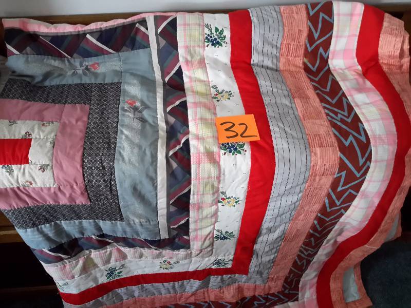 lot 32 image: Nice Hand Made patchwork Quilt. Hand Quilted