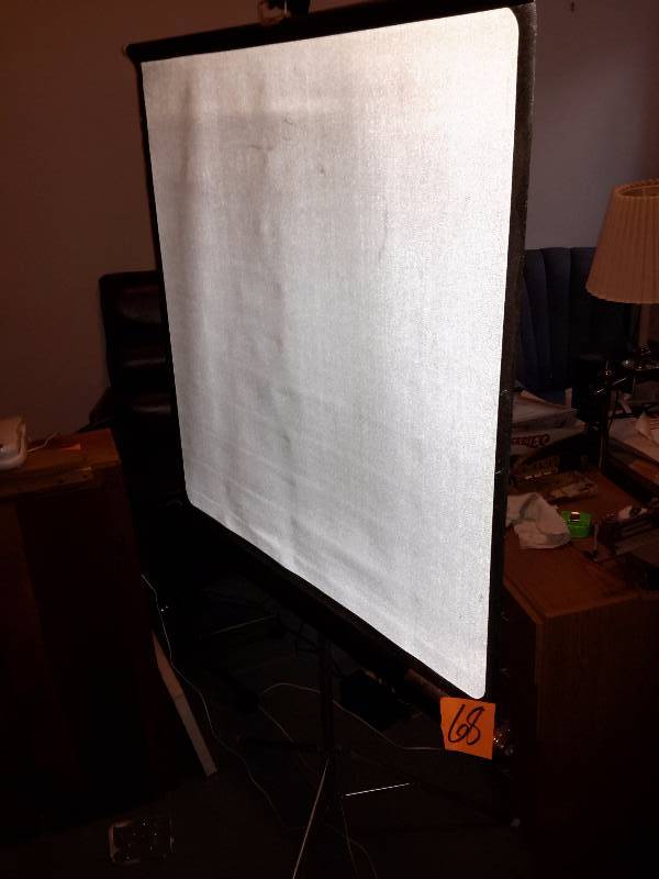 lot 68 image: Projector Screen Works well.. Good shape