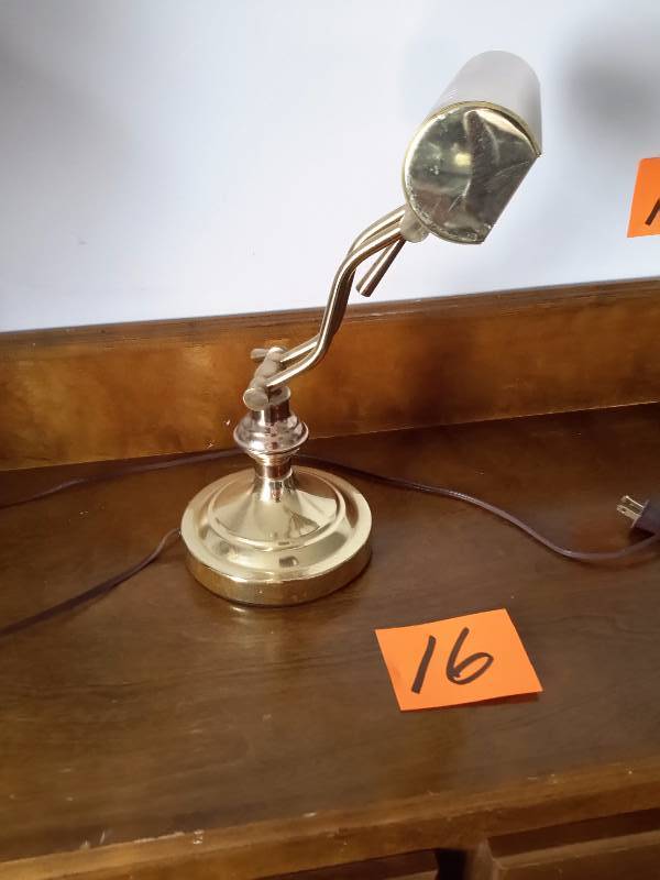 lot 16 image: Brass Desk lamp.. Untested, but owner says it works.. No bulb