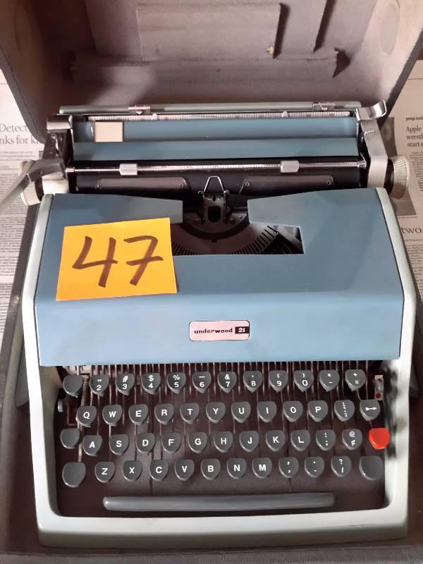 lot 47 image: Underwood, Portable typewriter.. Works well