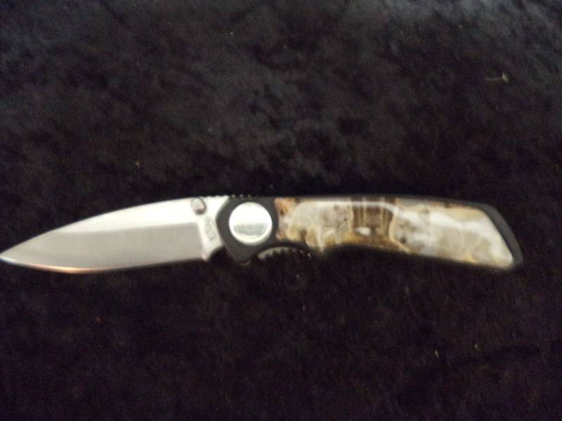 lot 109 image: Collectible Knife - Wildlife Series, Wolf