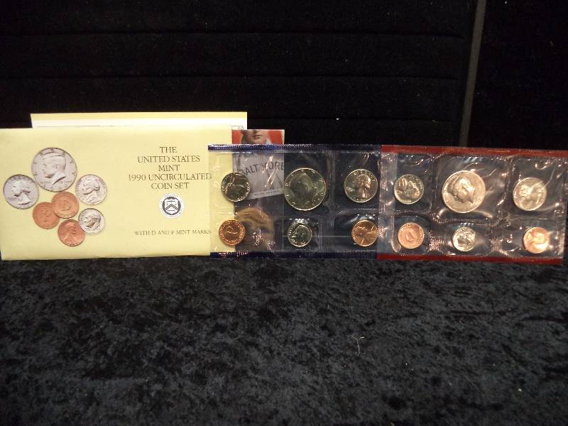 lot 9 image: United States Mint Uncirculated Coin Set - 1990