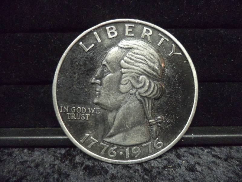 lot 41 image: Belt Buckle - Bicentennial Coin