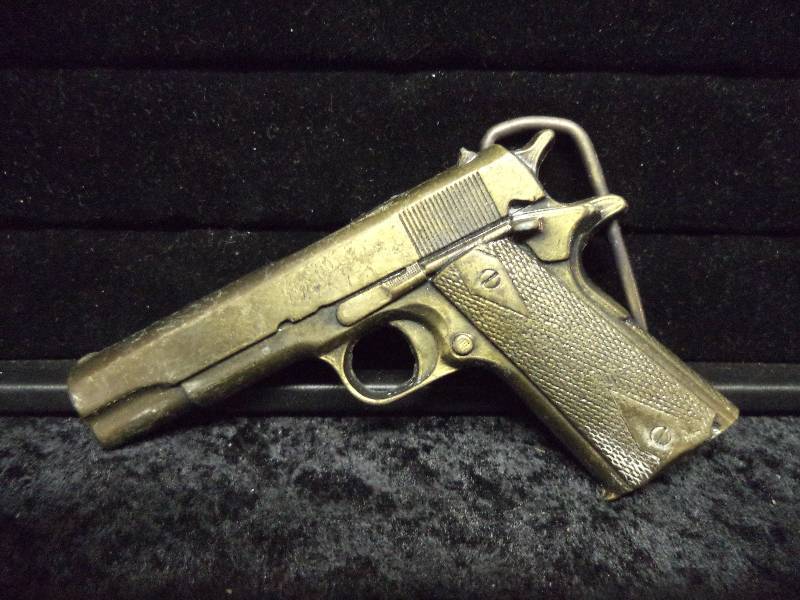 lot 50 image: Belt Buckle - Handgun
