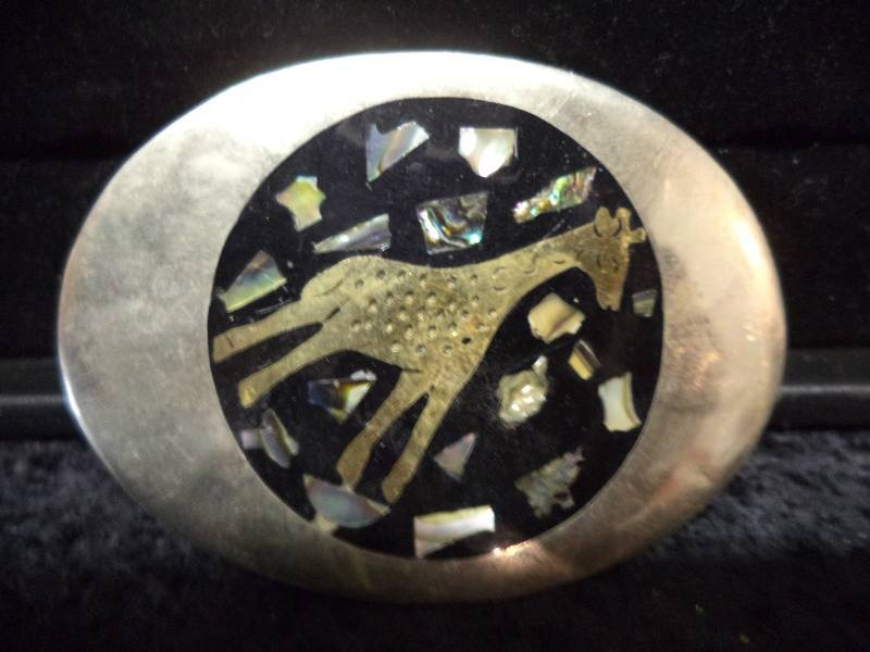 lot 57 image: Belt Buckle - Silvertone wGiraffe, Oyster Shells