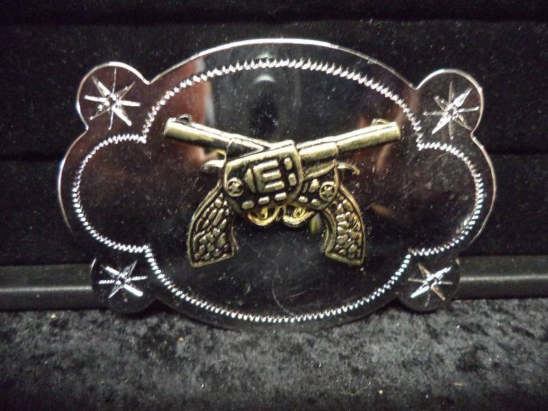 lot 85 image: Belt Buckle - Criss-Crossed Pistols