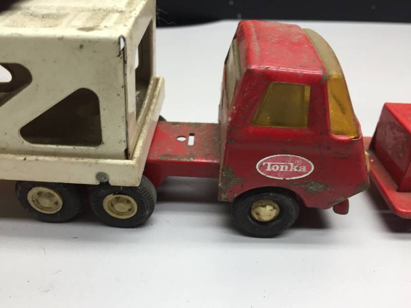 lot 28 image: VINTAGE TOYS