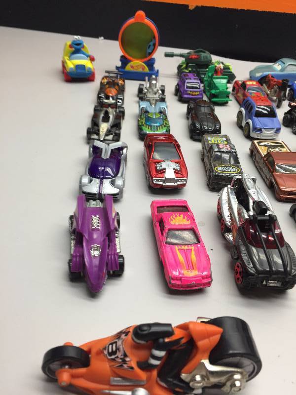 lot 29 image: HOT WHEELS AND MATCHBOX CARS