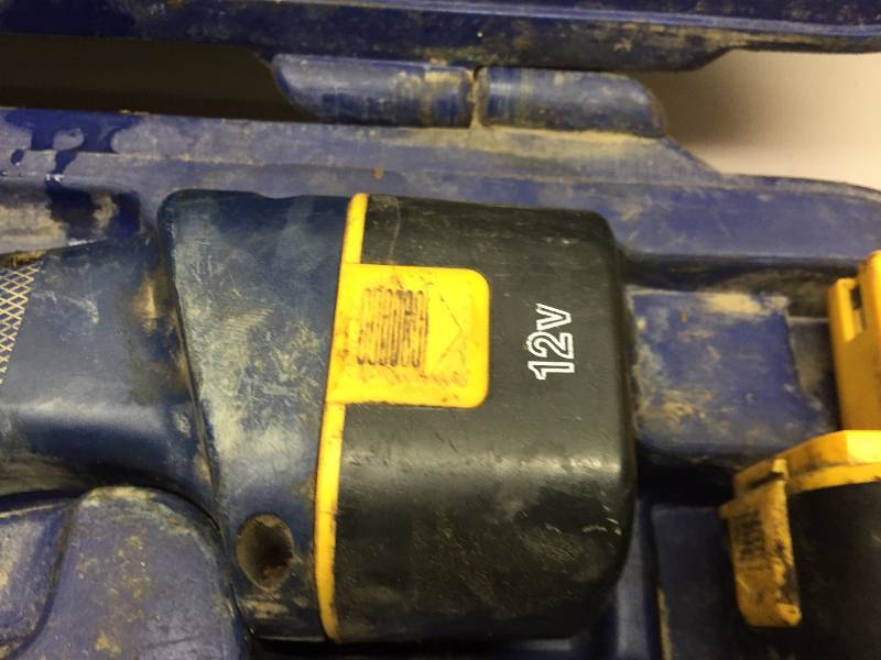 lot 34 image: LINCOLN 12 VOLT CORDLESS GREASE GUN
