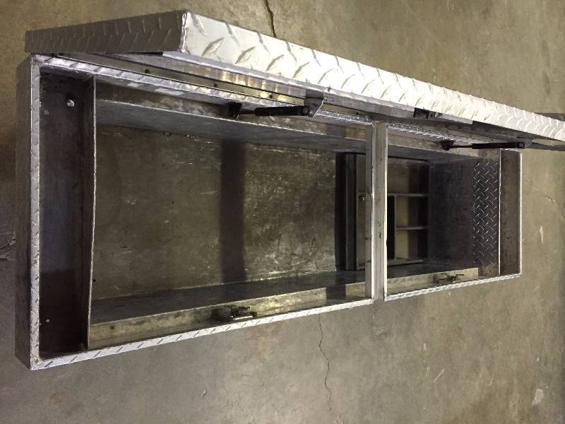 lot 50 image: DEE ZEE PICKUP TOOL BOX