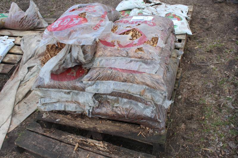 Lot of (8) Bags Cypress Mulch