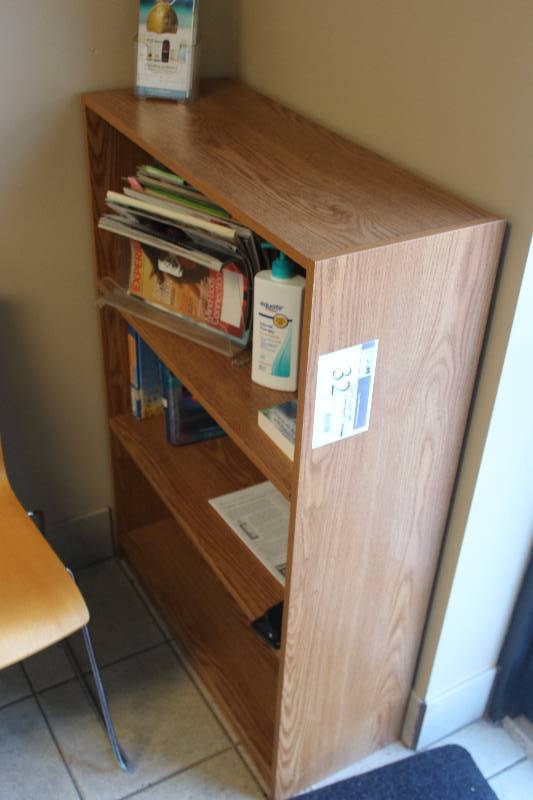 lot 32 image: 4-Shelf Book Case