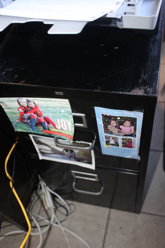 lot 41 image: 2-Drawer Metal Filing Cabinet