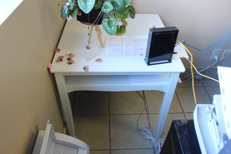 lot 40 image: End Table